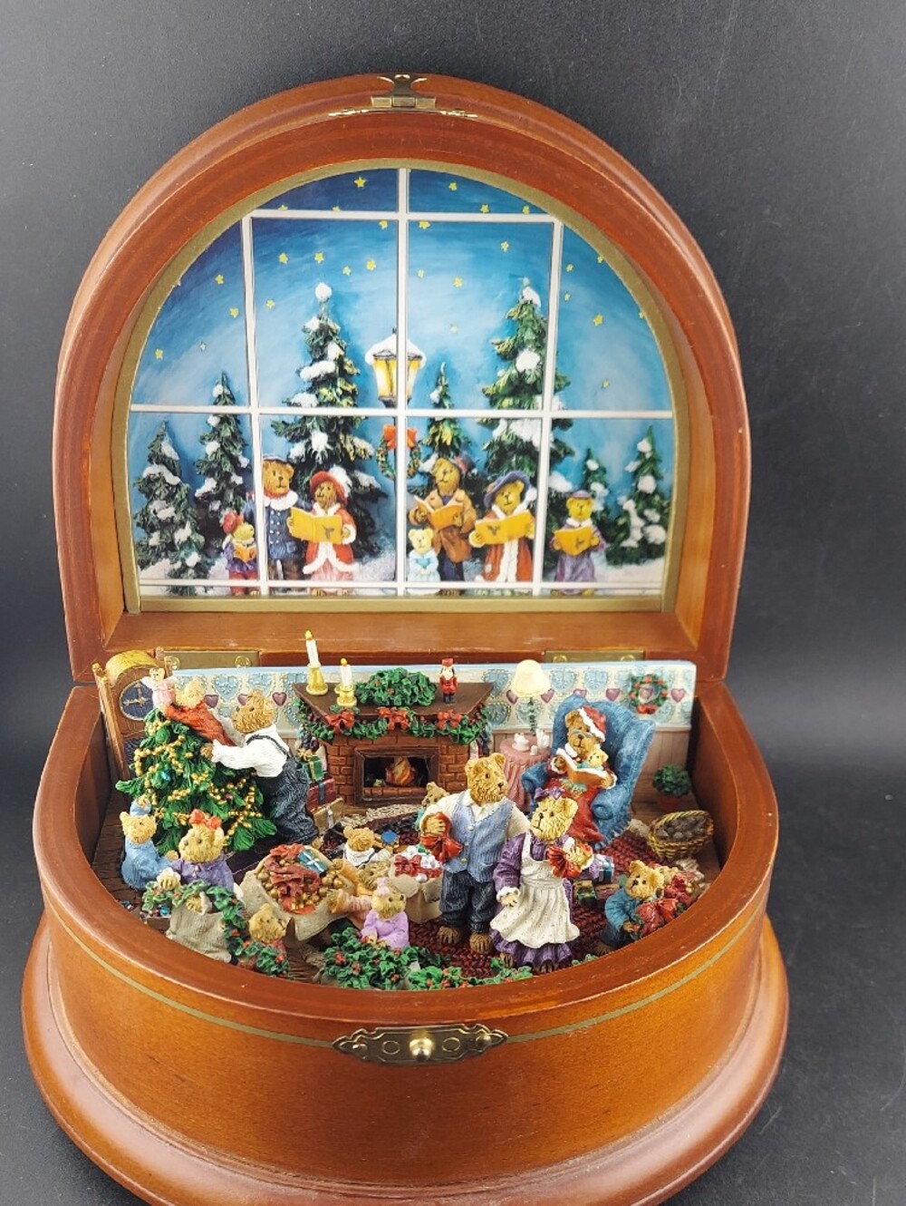 The Boyds, 'Beary, Merry Christmas' Brown Music Box By The Danbury Mint.